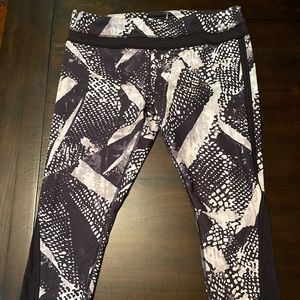 Black and white lululemon leggings